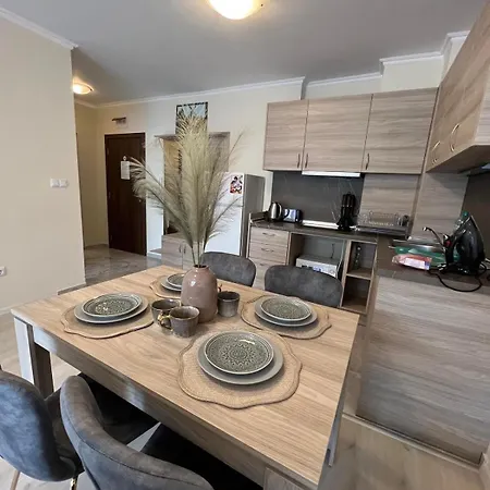 Admiral Plaza Apartment *